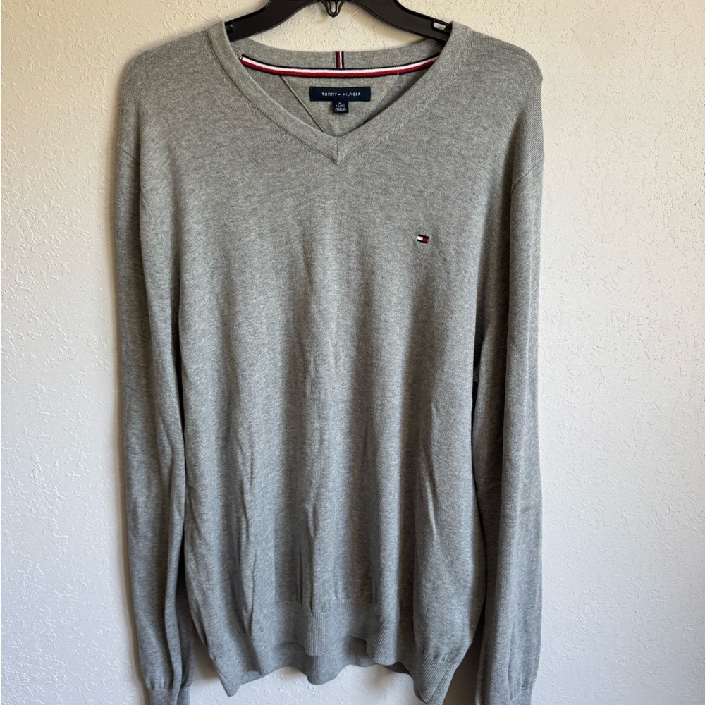 Men’s XL Gray Tommy Hilfiger Preppy Casual Long Sleeve V Neck Shirt